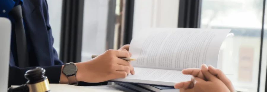 Advogados analisando documento durante conversa em escritório