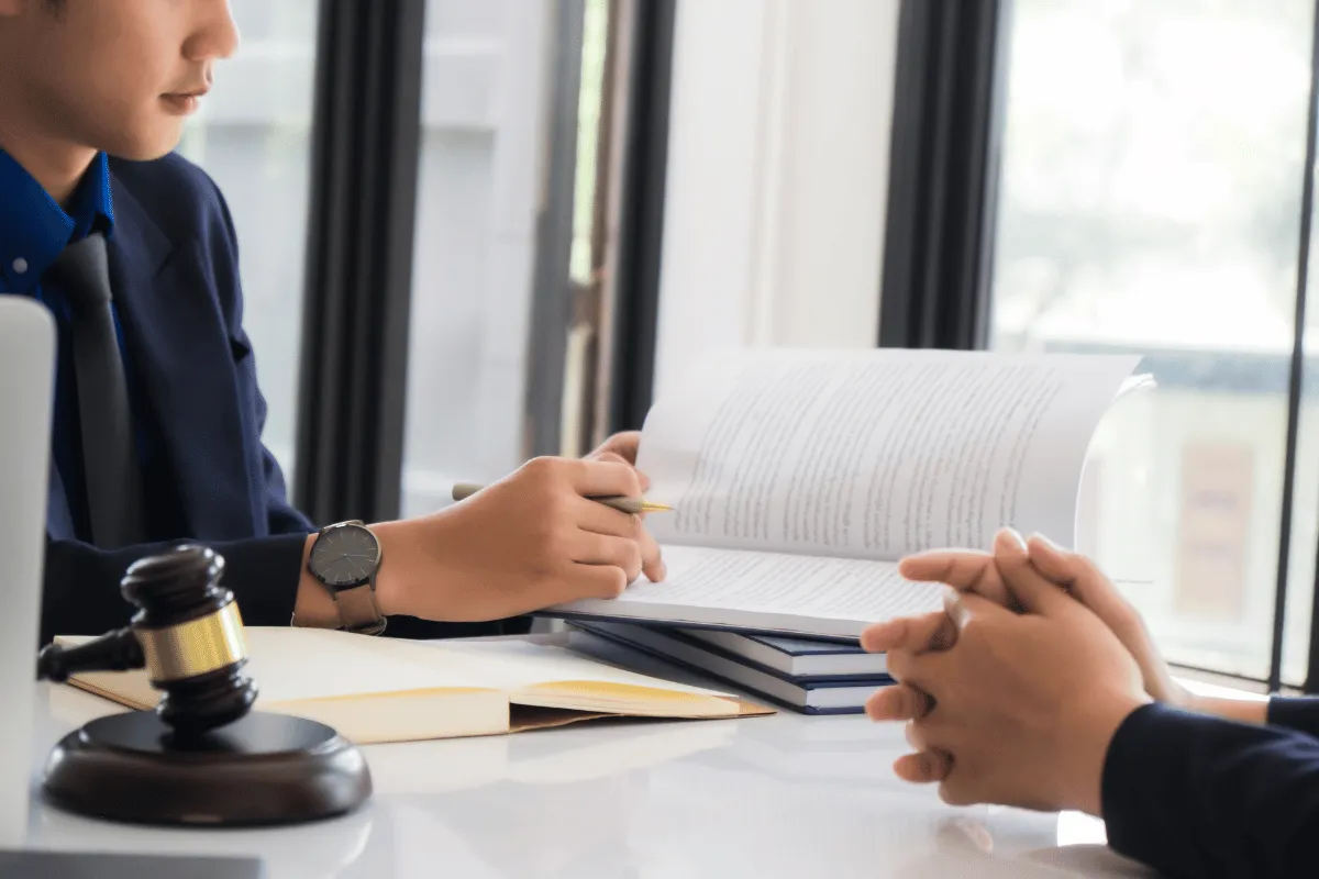Advogados analisando documento durante conversa em escritório