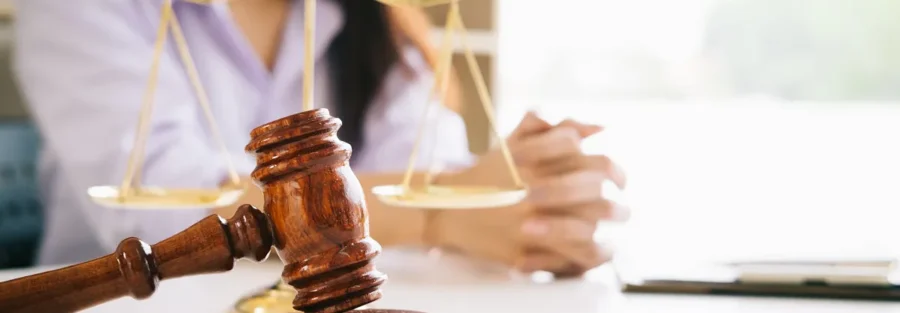 Advogada de mãos cruzadas com expressão séria